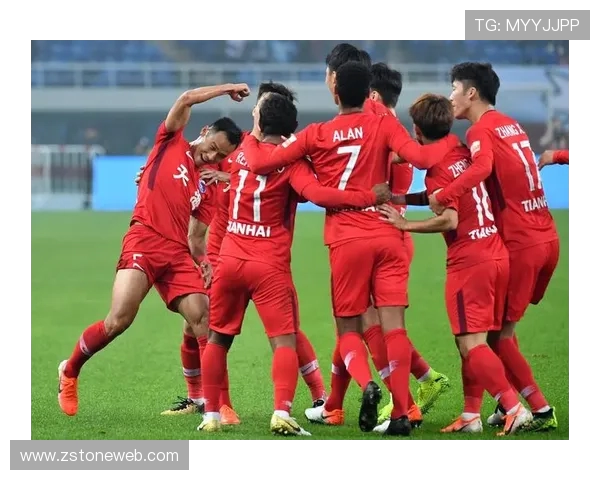 大连人迎战天津天海争夺中超联赛关键三分的激烈对决