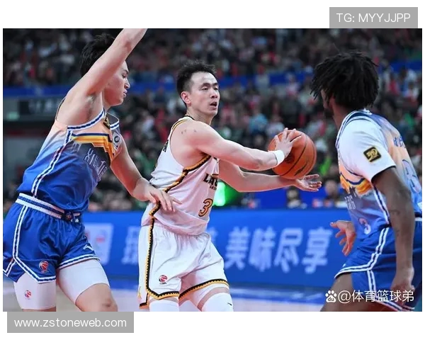 广厦队与吉林队激战正酣篮球赛精彩瞬间回顾与分析