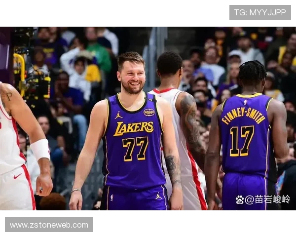 湖人火箭季后赛第三场激战回顾与精彩瞬间分析